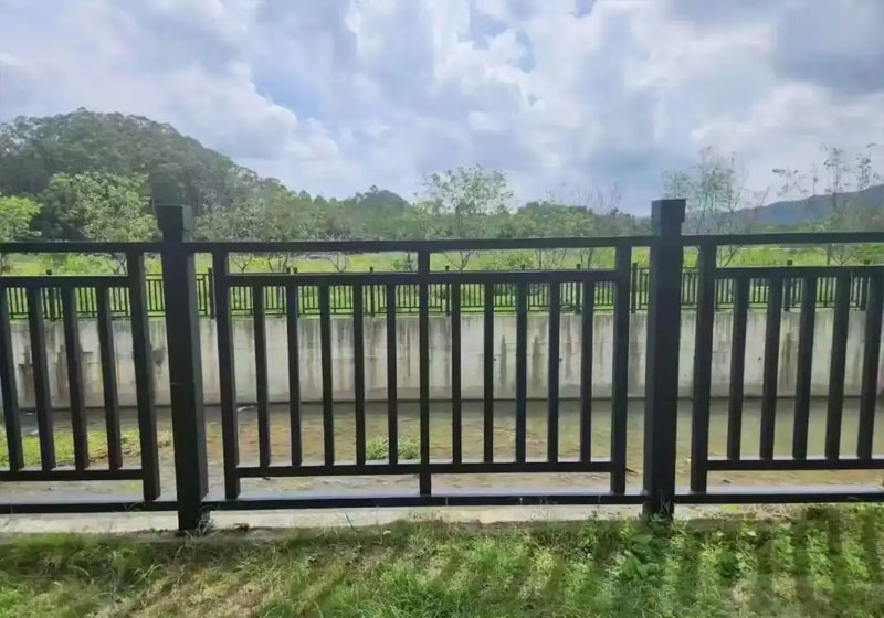 Features and Applications of Welded Wrought Iron Guardrails